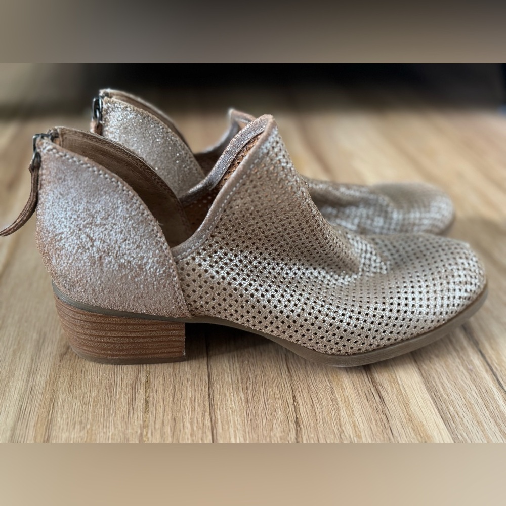 Sofft metallic leather perforated ankle booties sz 8.5